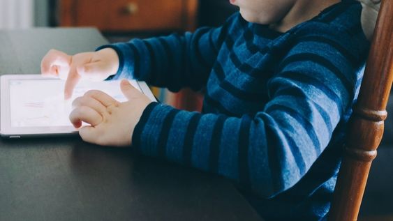 ¿Cuánto tiempo puede estar mi hijo frente a la pantalla?