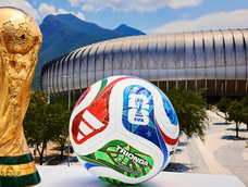 El balón fue diseñado por Adidas con tecnología de última generación y un diseño inspirado en los tres países anfitriones.. El balón fue diseñado por Adidas con tecnología de última generación y un diseño inspirado en los tres países anfitriones..