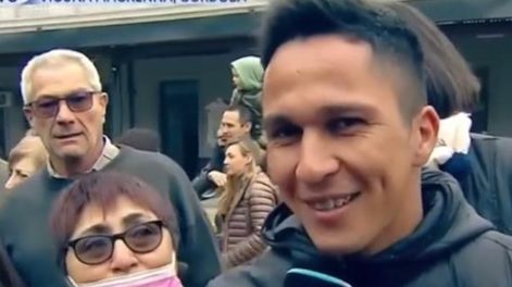 Federico Fuentes le propuso matrimonio a su novia en medio de un móvil.