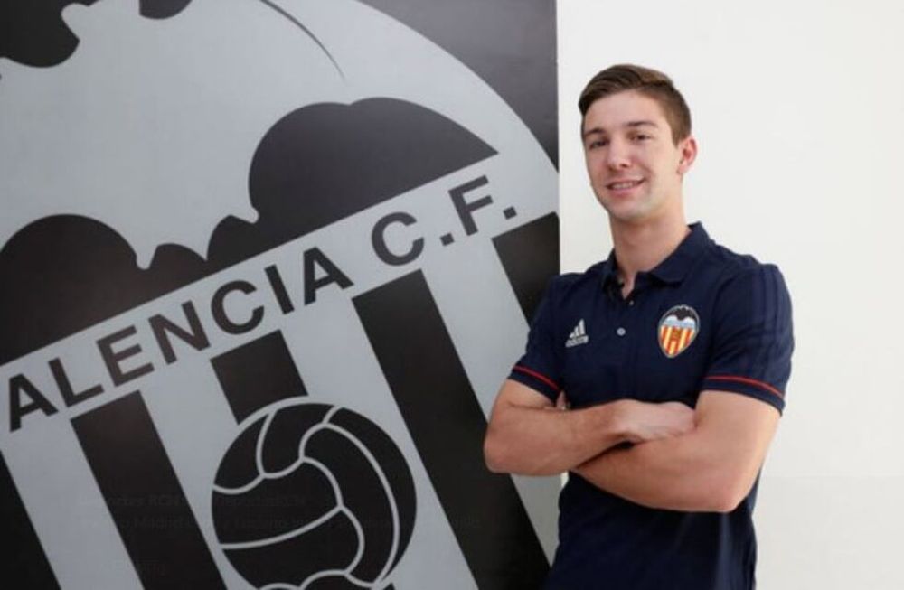 El cordobés Luciano Vietto fue presentado en el Valencia de España