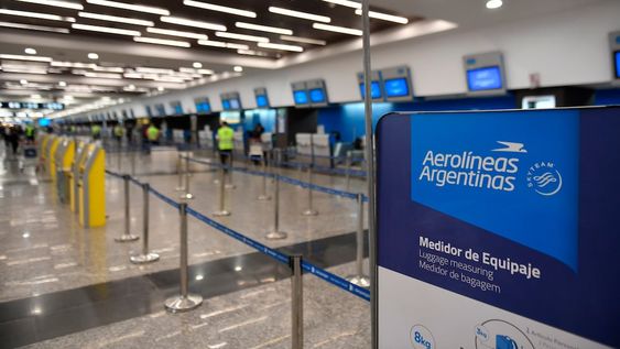 El paro por 24 horas dispuesto desde el mediodía de este viernes por los gremios de pilotos y tripulantes de cabina por demandas salariales dejará sin viajes a más de 37 mil pasajeros debido a la cancelación de más de 300 vuelos de Aerolíneas Argentinas. Foto: Juan Vargas / NA