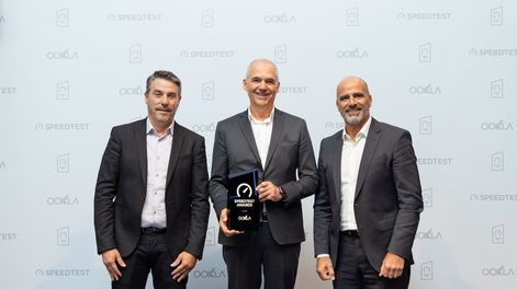 Alejandro Martinez, Connectivity Business Owner; Miguel Fernandez, CTO y Roberto Nobile CEO de Telecom Argentina con el galardón que recibió Personal por tener la red de internet móvil más rápida del país