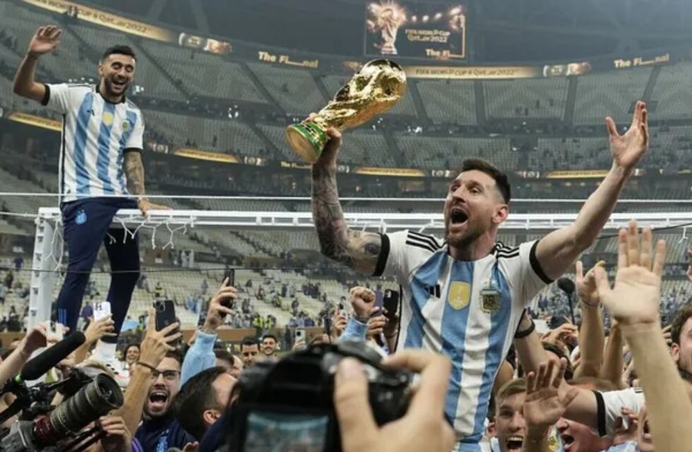 Lionel Messi levanta la Copa del Mundo en el estadio Lusail de Qatar. Lo volverá a hacer en el Monumental de Núñez ante más de 80 mil personas. / archivo