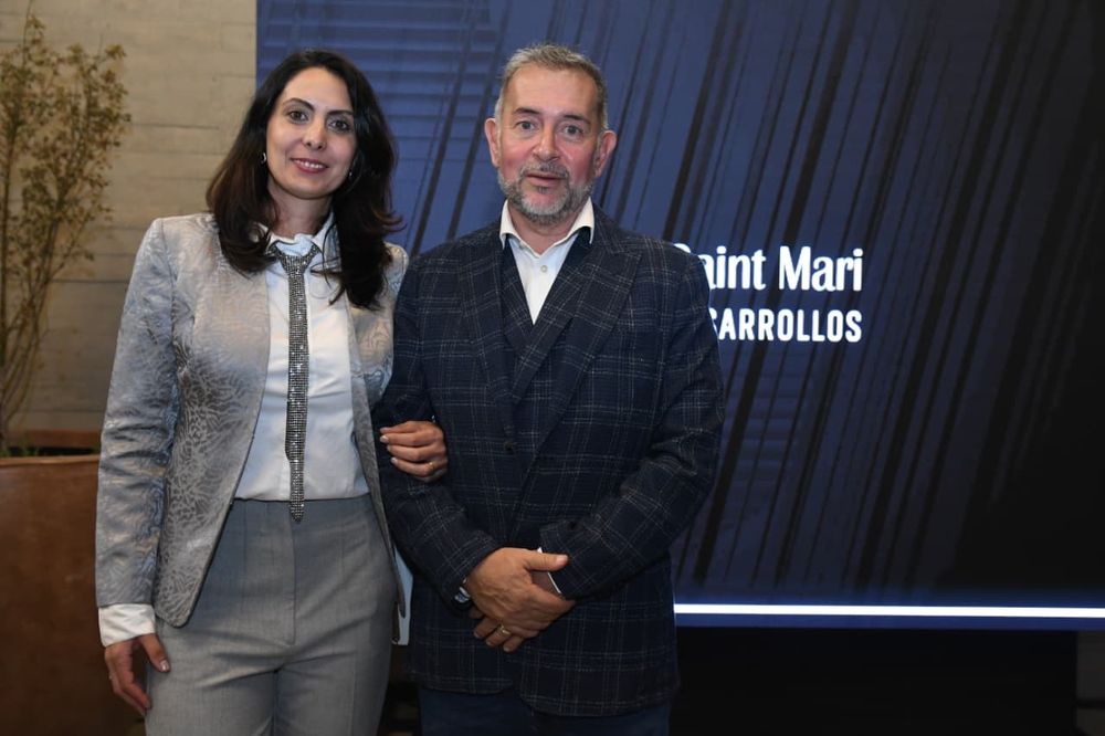 Pablo Moya y Julieta Contreras, de Grupo Dharma, durante el lanzamiento realizado en Office Center Saint Mari. 