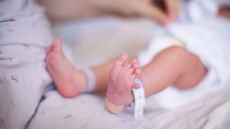 Discutió con los médicos, se llevó un bebé recién nacido y la descubrieron por las cámaras.