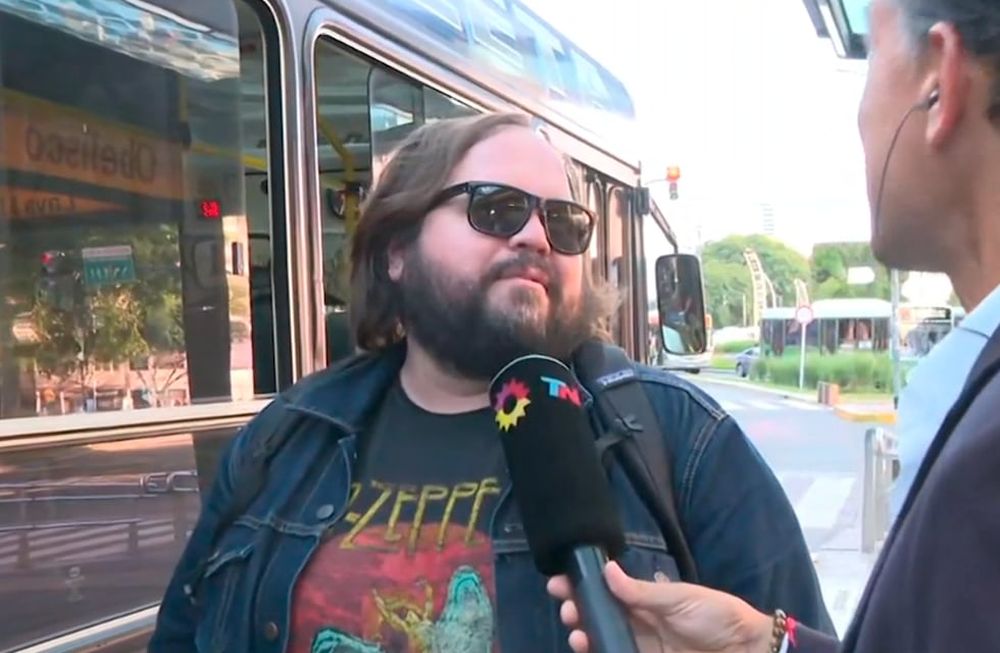 Nugnes estaba por tomar el colectivo, le hicieron una nota al paso y descubrieron que era un actor ganador de un Emmy. Captura: eltrece