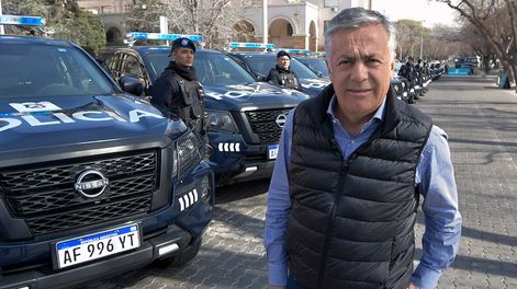Los Andes | El Gobernador, Rodolfo Suarez, y el ministro de Seguridad, Raúl Levrino, presentaron móviles policiales y chalecos para la Policía, junto a Alfredo CornejoFoto:  Orlando Pelichotti
