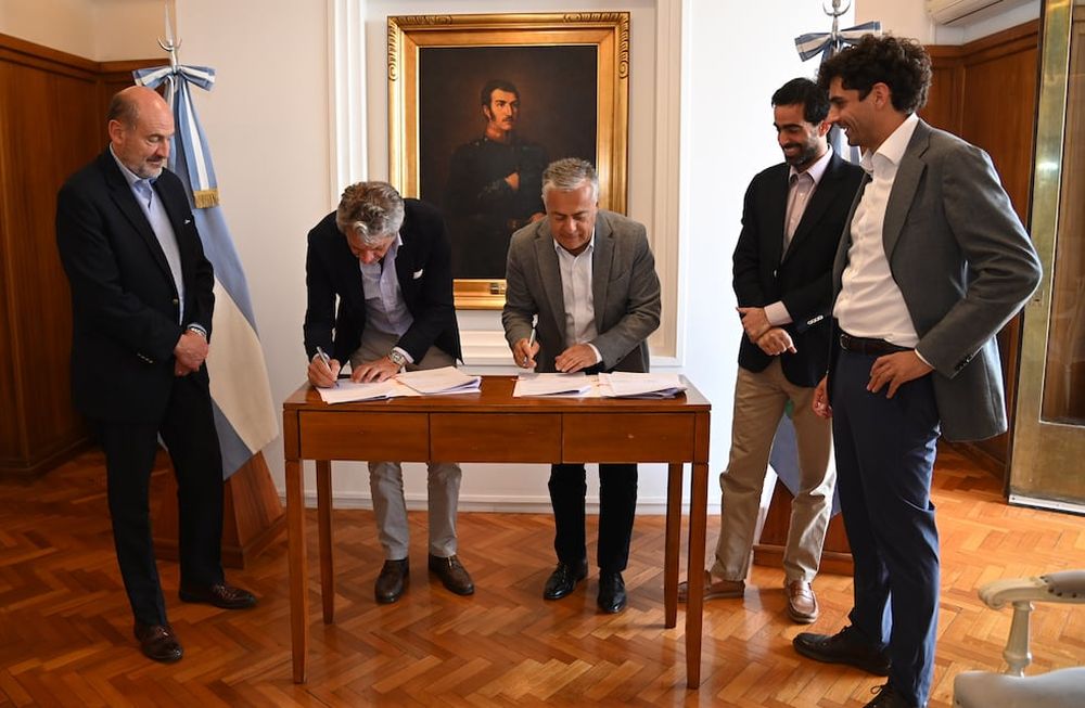 El gobernador Alfredo Cornejo y el Coordinador del Ministerio de Economía, Juan Pazo, firmaron acuerdo por obras hídricas. Foto: Prensa Mendoza