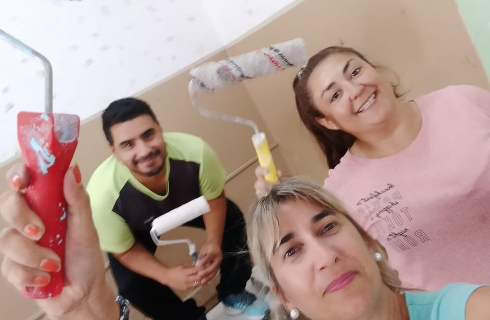 Docentes y directivos de un colegio pintaron las aulas