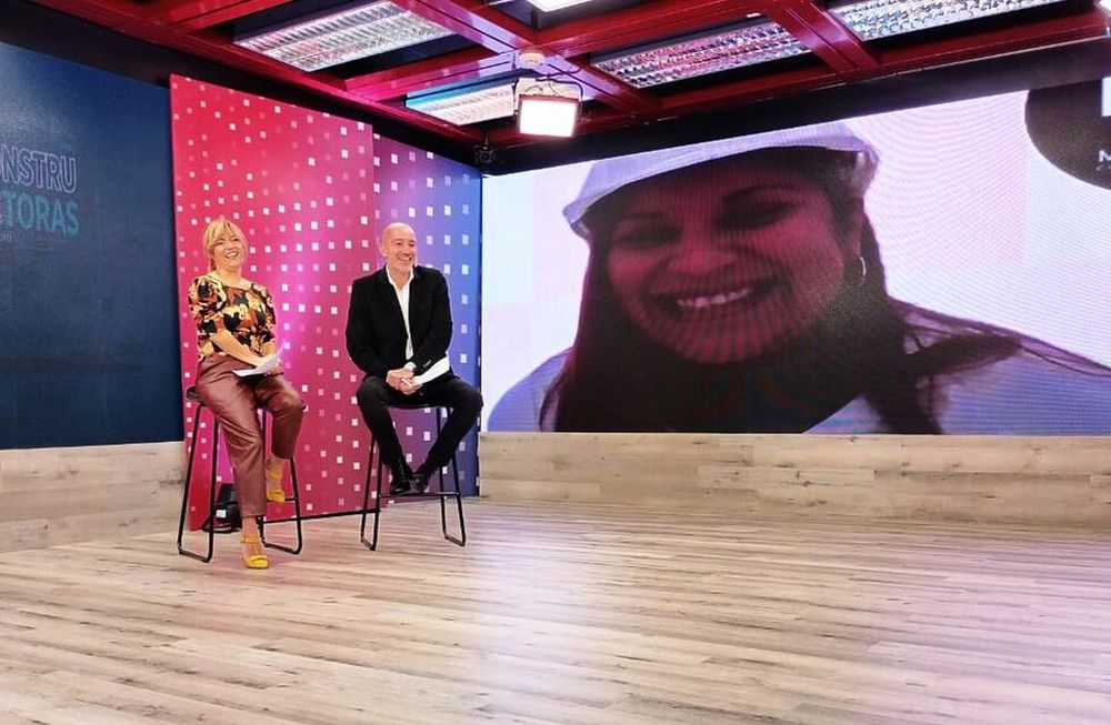 ConstruActoras. Una de la participantes premiadas por Holcim Argentina celebra el financiamiento que obtendrá su proyecto, destinado a integrar a más mujeres a la construcción desde la capacitación. La ceremonia de premiación se transmitió en vivo desde el estudio de La Voz.