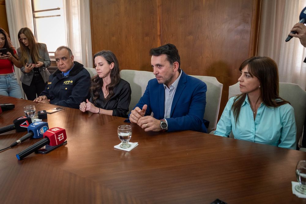 La ministra de Seguridad, Mercedes Rus, el ministro de Educación, Tadeo García Zalazar, acompañados de la subsecretaria de Salud, Carina Coparoni hablaron tras el caso de la estudiante armada y atrincherada cinco horas en una escuela de La Paz. 
