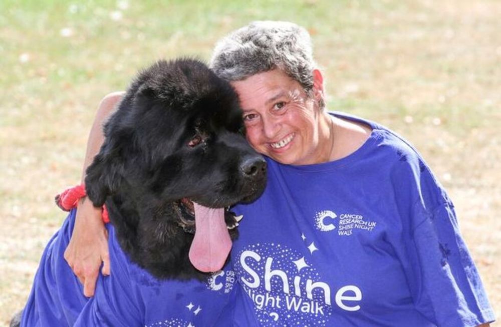 Lucy Giles junto a su perro, Brody. Foto: Web