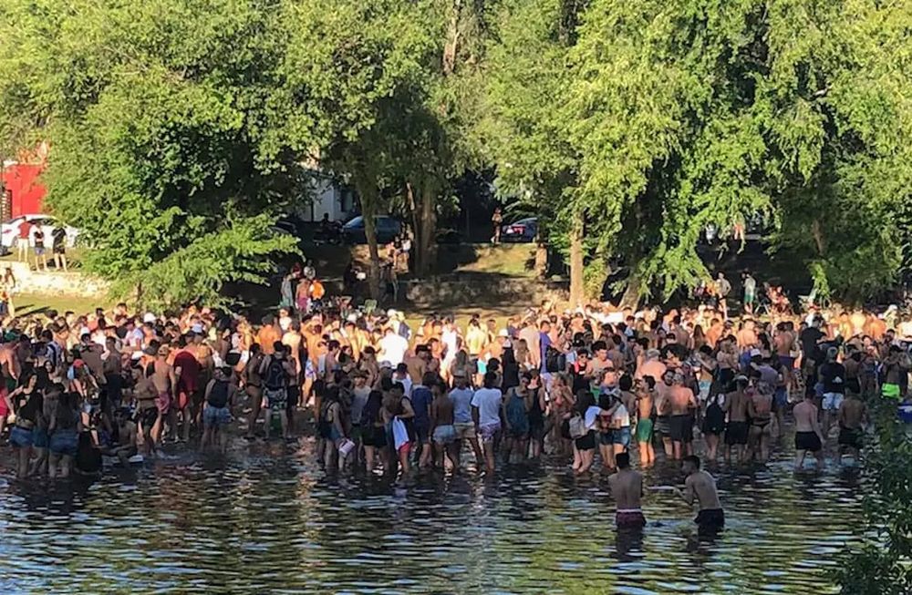 Un gran grupo de jóvenes se reunieron en un balneario cordobés sin respetar la distancia social y sin tapabocas.