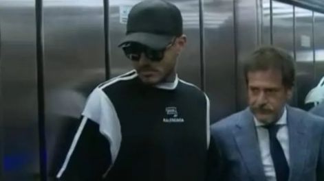 Los Andes | Mauro Icardi fue a la fiscalía a entregar su celular y llegó acompañado por la China Suárez. Foto: Captura de video