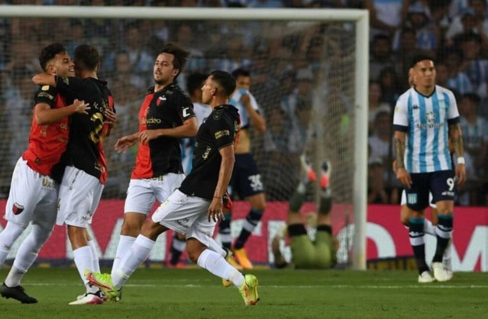Colón revirtió el resultado y le ganó a Racing por 2-1 en Avellaneda.