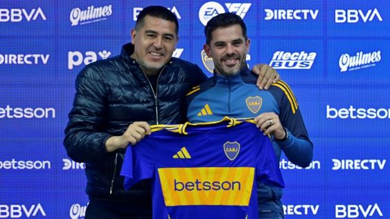 Juan Román Riquelme y Fernando Gago en la presentación de este como DT de Boca