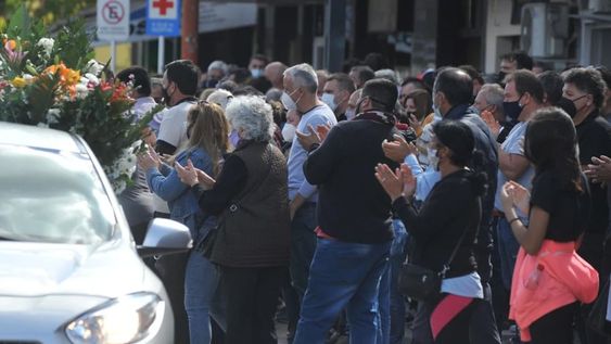 Cientos de vecinos despidieron la carroza que llevaba los restos del ministro. Luego en el cementerio de Junín hubo una ceremonia íntima entre familiares y el presidente de la nación. - Gentileza / Clarín