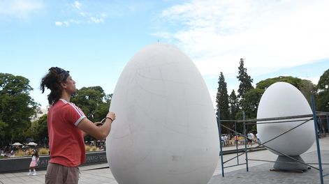 Los Andes | En la plaza Independencia se exhiben huevos gigantes que serán pintados por artistas en vivo. Esta costumbre es originaria de Croacia y desde el año pasado se realiza en Mendoza. Foto: Marcelo Rolland / Los Andes