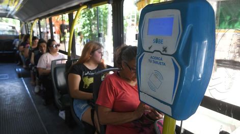 Los Andes | Una familia mendocina tiene que invertir más del 16% de sus ingresos para poder pagar la luz, el gas, el agua y el boleto de colectivo. Foto: José Gutierrez / Los Andes