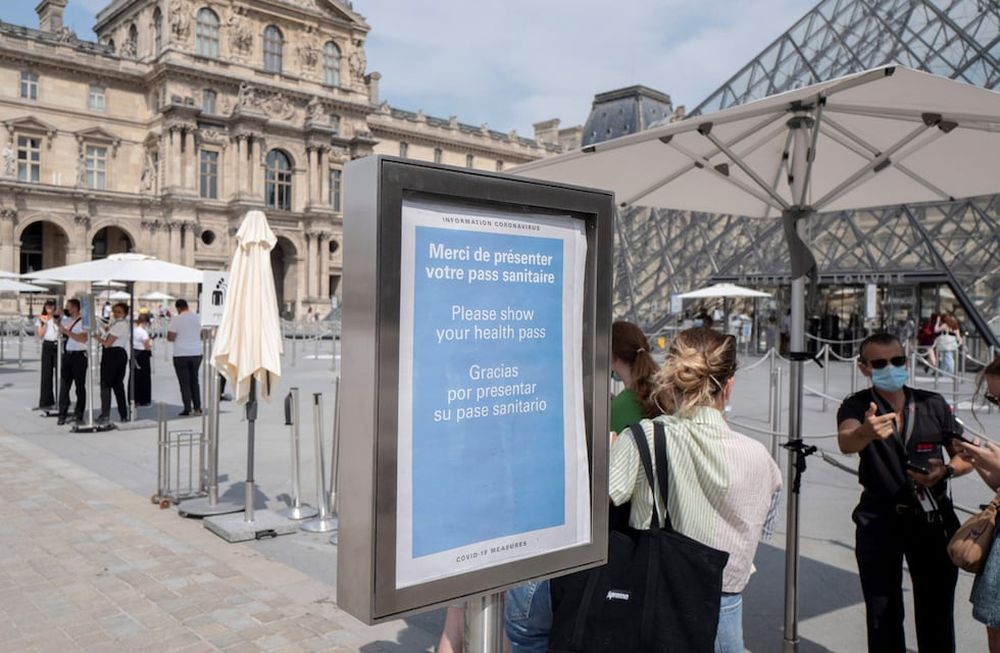 Visitantes se registran para las pruebas COVID-19 en el museo del Louvre en París. Los visitantes ahora necesitan un pase COVID especial para visitar museos o cines franceses, el primer paso de una nueva campaña contra lo que el gobierno llama un aumento estratosférico en las infecciones de la variante delta.  (AP)