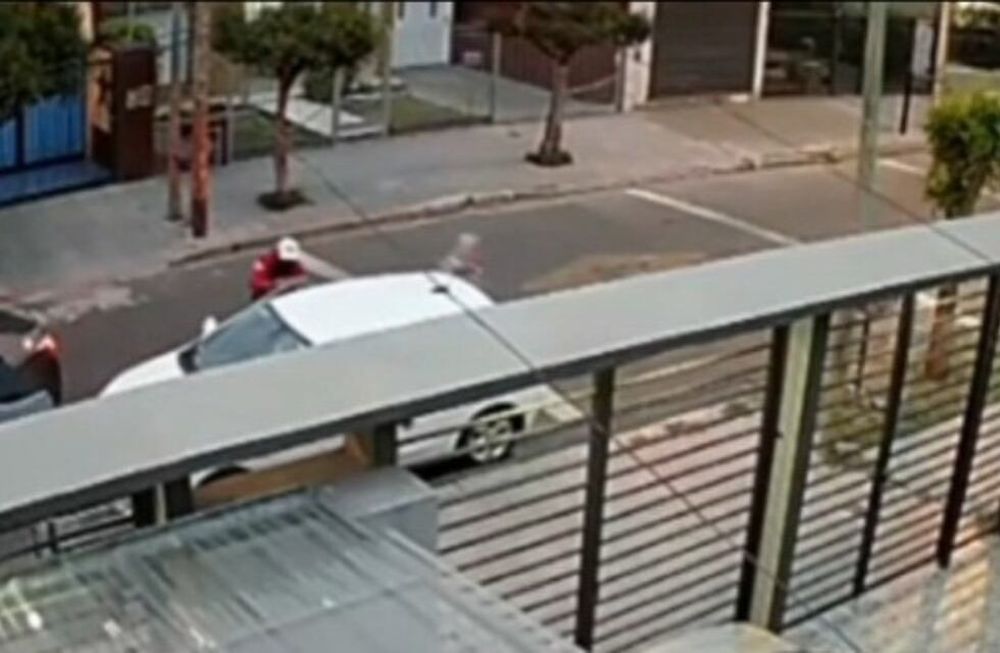 A punta de pistola, los ladrones bajaron a las víctimas del vehículo y los empujaron hacia el portón de la casa para luego escapar con el auto robado.
