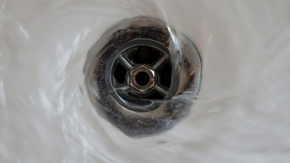 El truco casero de plomería que usan albañiles para limpieza rápida y eficaz del hogar.
