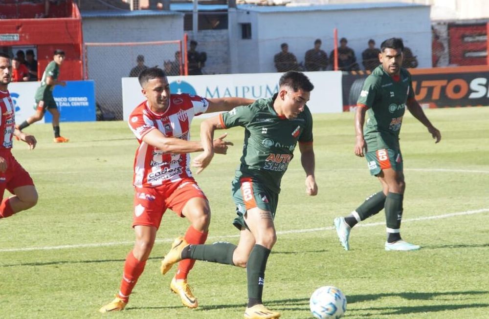 El Cruzado apenas pudo igualar frente a Talleres de Remedios de Escalada. Misael Sosa (foto) estuvo lejos de exponer todo su desequilibrio y el Cruzado, quedó con un pie afuera del Reducido.