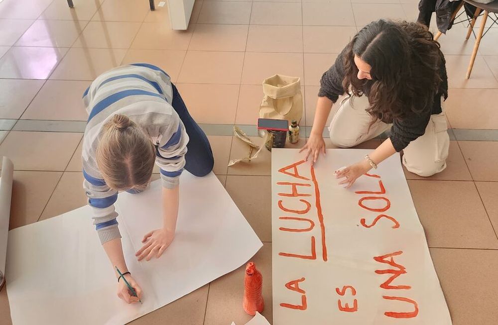 Estudiantes de la UNCuyo siguen en pie de guerra para defender el financiamiento universitario. Como en otras universidades del país, realizan una toma e hicieron una acción de visibilización en el ingreso al campus, mientras se debatía el veto a la Ley de Financiamiento en el Congreso