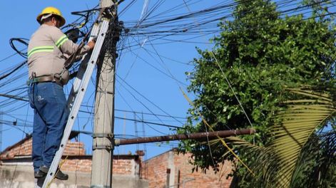 El hombre realizó una maniobra equivocada y tocó el cableado eléctrico “recibiendo una descarga de 23 mil voltios”. Gentileza: Publimetro