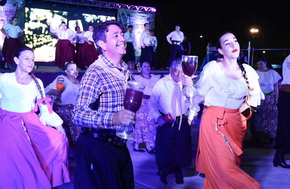 Villa Marini, en Godoy Cruz, celebró su fiesta distrital el último viernes por la noche. Su representante competirá en diciembre por el trono departamental en diciembre. Foto: Mariana Villa / Los Andes