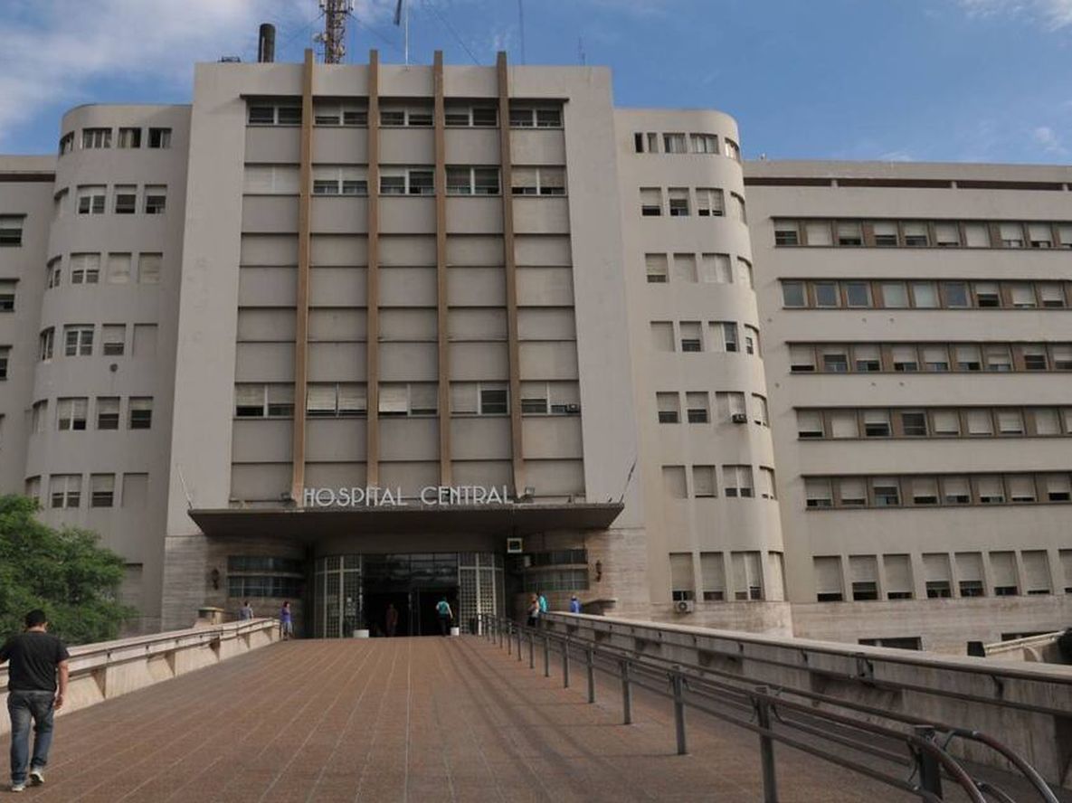 Una mujer en rollers fue embestida por un auto y quedó internada