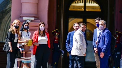 Los Andes | Anabel Fernández Sagasti, Flor Destéfanis, Marisa Uceda, Roberto Righi, Fernando Ubieta, Emir Andraos y Matías Stevanato. / Federico Lopez Claro
