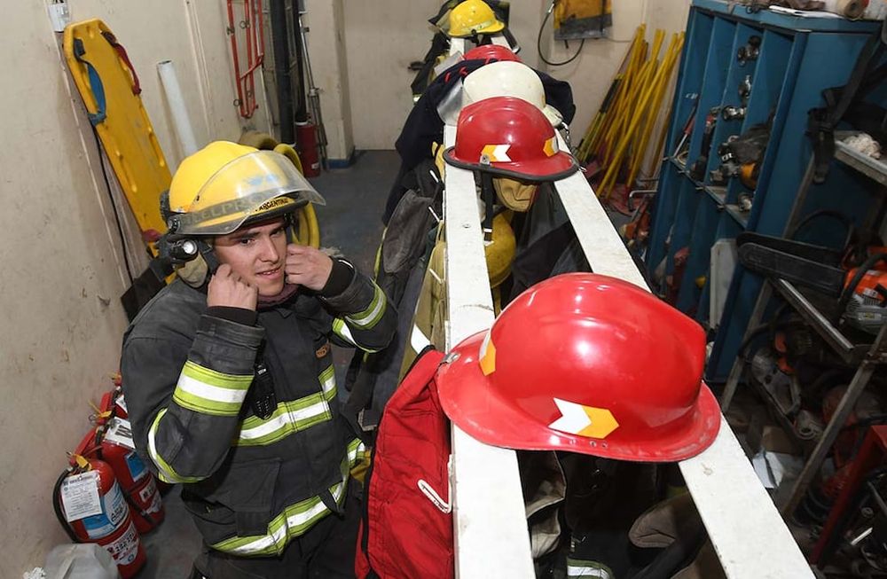¿Por qué se celebra el Día del Bombero Voluntario hoy, 2 de junio? En la foto, Andrés Castillo, integrante del cuerpo de bomberos voluntarios de Las Heras. Foto: José Gutiérrez / Los Andes