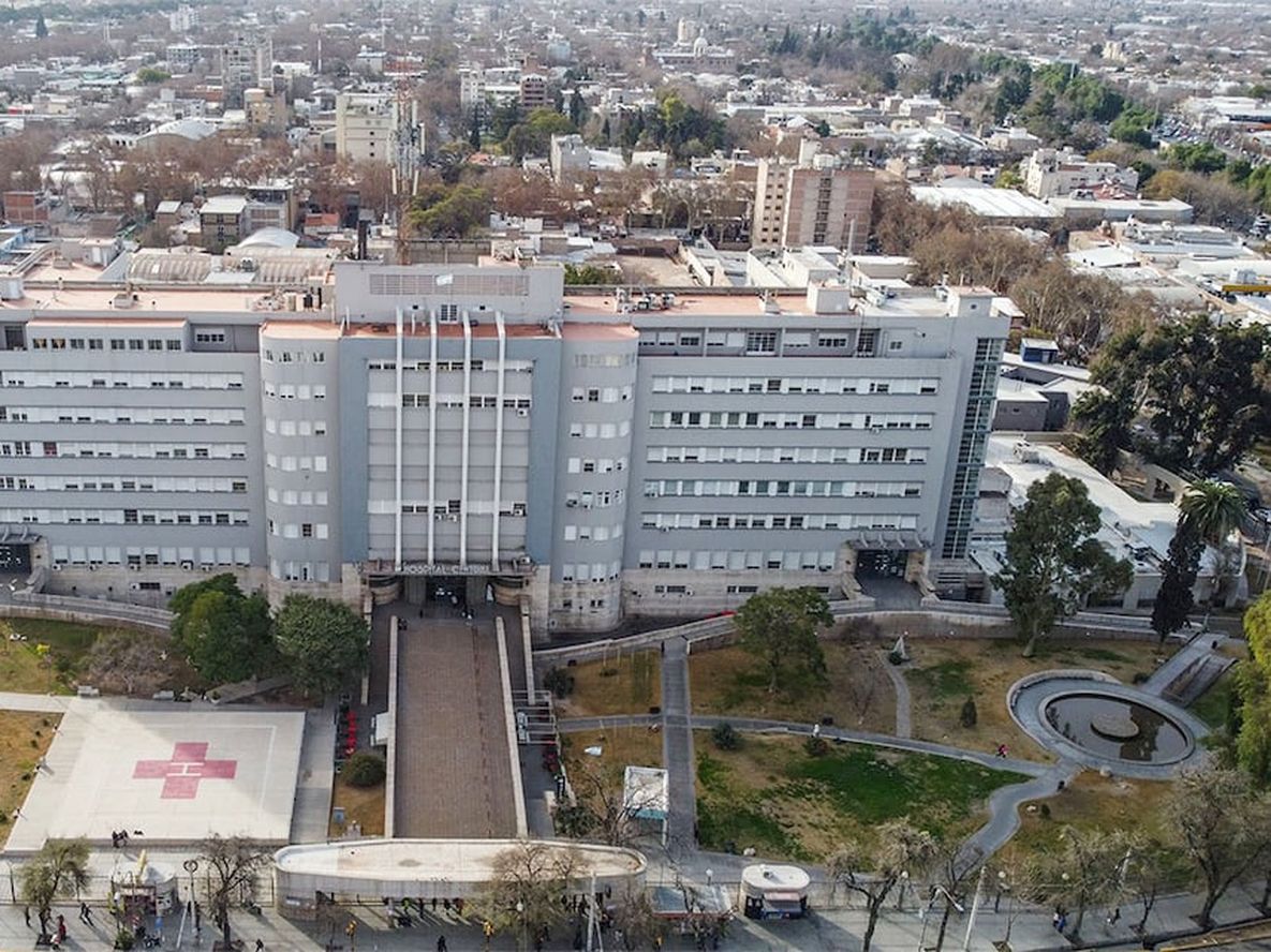 El nosocomio ubicado en la Ciudad de Mendoza es una de las joyas arquitectónicas de la provincia. | Foto: Marcelo Rolland / Los Andes