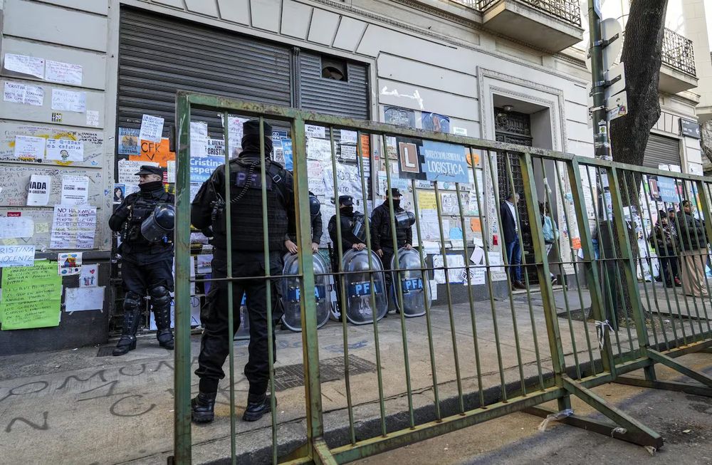 Cómo es el operativo de seguridad que custodia la prisión domiciliaria de Cristina Kirchner