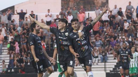 Enzo Tejada ya le rompió el arco a Lucas Real, y festeja con Cristian Estigarribia /Foto: Alvear Diario