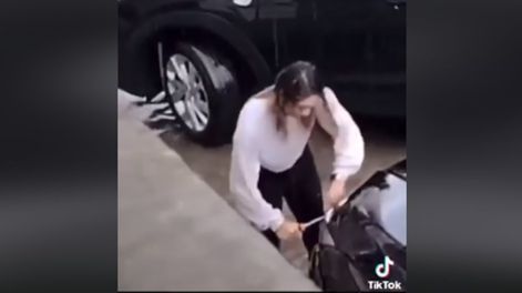 Bajo al lluvia y con un destornillador, mujer toma venganza por una infidelidad.