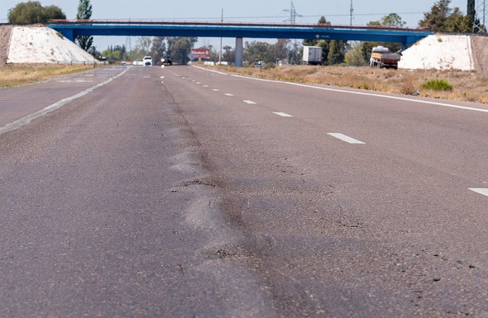 Estado Ruta Nacional 7 Acceso EsteAhuellamiento y deformación de la carpeta asfáltica a la altura donde volcó el micro con hinchas de Boca.Foto: Ignacio Blanco / Los Andes