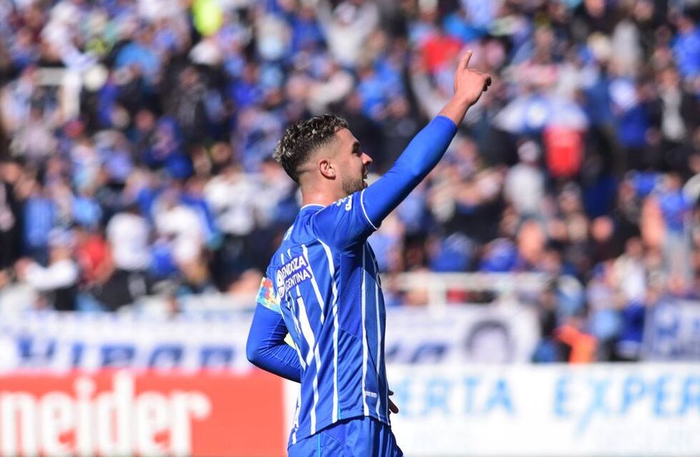 Para Benja, con amor. Martín Ojeda acaba de convertir un tremendo golazo y se lo dedica a su pequeño hijo, quien estaba con su madre en la tribuna. Foto; Mariana Villa / Los Andes