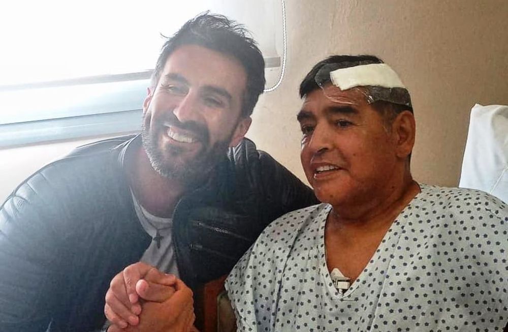 Leopoldo Luque y Diego Maradona en la Clínica de Olivos, antes del alta del 10.