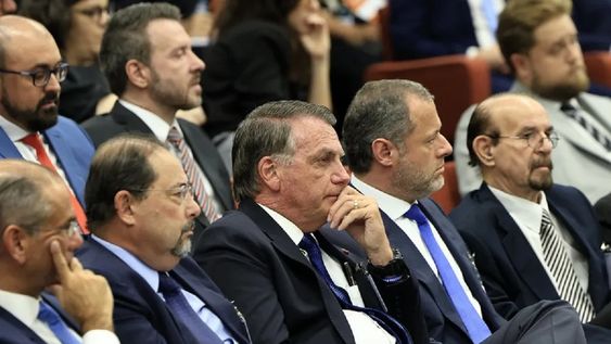 Fotografía cedida por el Supremo Tribunal Federal de Brasil que muestra al expresidente Jair Bolsonaro durante la primera audiencia este martes, en Brasilia (Brasil).