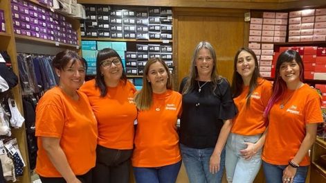 Los Andes | El equipo a pleno de la casa central, de izquierda a derecha Carina, Débora, Sandra, Carolina Vila (actual líder del emprendimiento famliar), Antonella y Daiana.