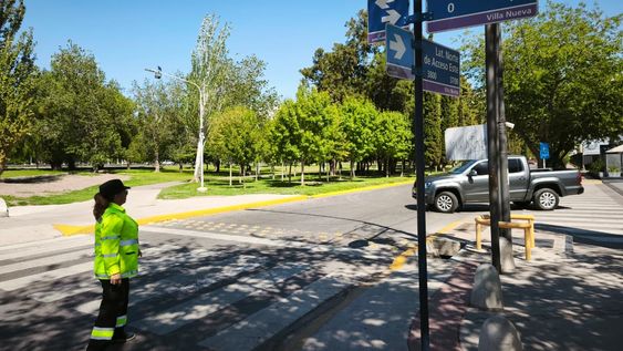 Obras en Acceso Este: cómo es el estacionamiento en las escuelas de las laterales y de cuánto son las multas