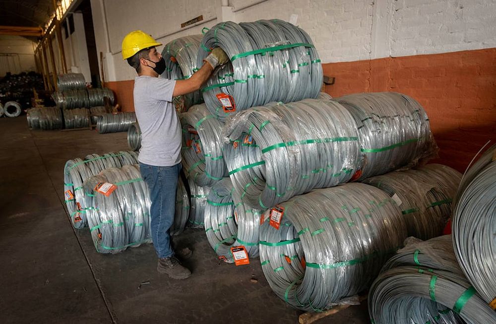 Mendoza 23 de octubre 2020 EconomiaAlambres y hierros Palumbo SRLPor la pandemia y problemas de transporte la empresa tiene su deposito con muy poco material para afrontar la gran demanda de hierros para la construcción. Foto: Ignacio Blanco / Los Andes