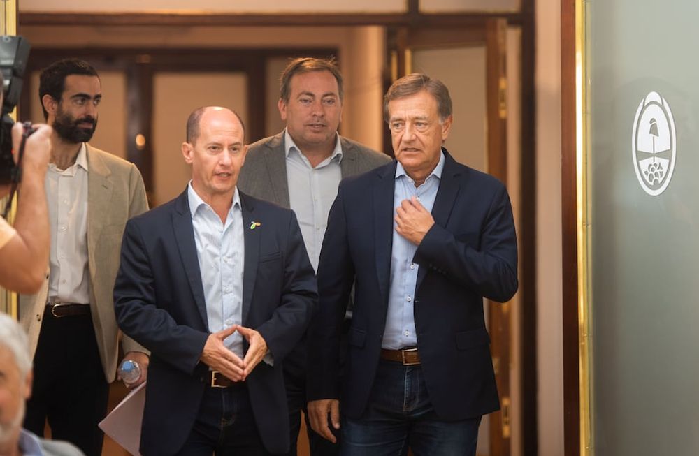 El gobernador Rodolfo Suárez y el intendente de Tupungato, Gustavo Soto. Atrás lo acompañan el ministro de Hacienda, Víctor Fayad, y el jefe comunal de Tunuyán, Martín Aveiro. Foto: Prensa Mendoza