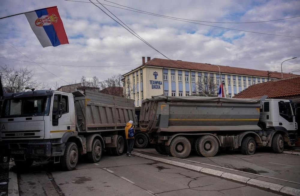 Cientos de camiones que bloqueaban los pasos fronterizos entre Serbia y Kosovo comienzan a retirarse tras la desescalada de tensiones.
