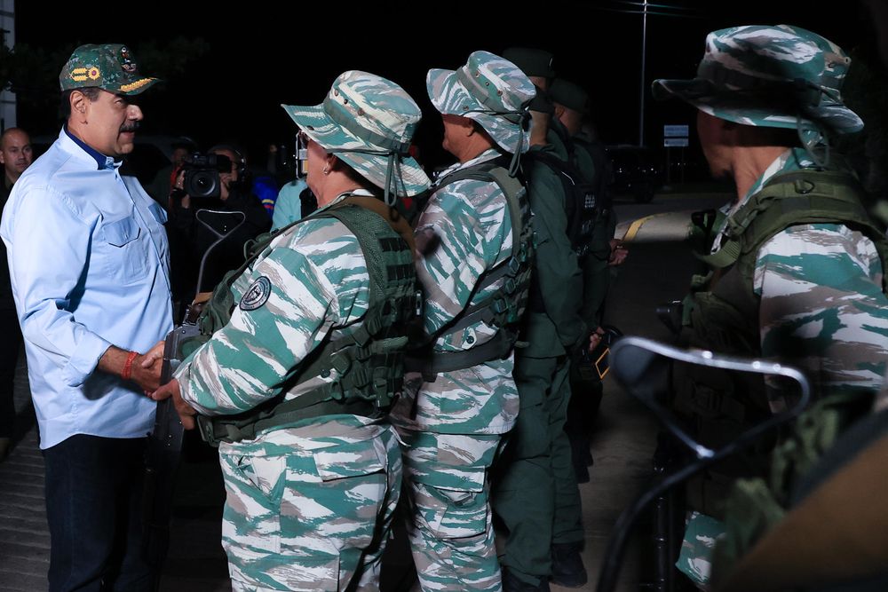 Nicolás Maduro saludando a integrantes de la Milicia Nacional Bolivariana durante la activación del 
