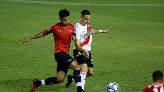 Rafael Santos Borre disputando la pelota con un jugador de Independiente. Foto: Gentileza