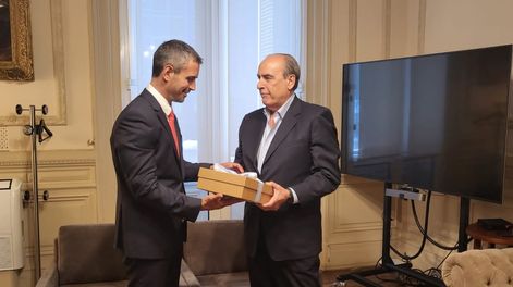 Los Andes | El ministro del Interior, Guillermo Francos, le entregó la ley ómnibus al presidente de la Cámara de Diputados, Martín Menem (Foto: HCDN)