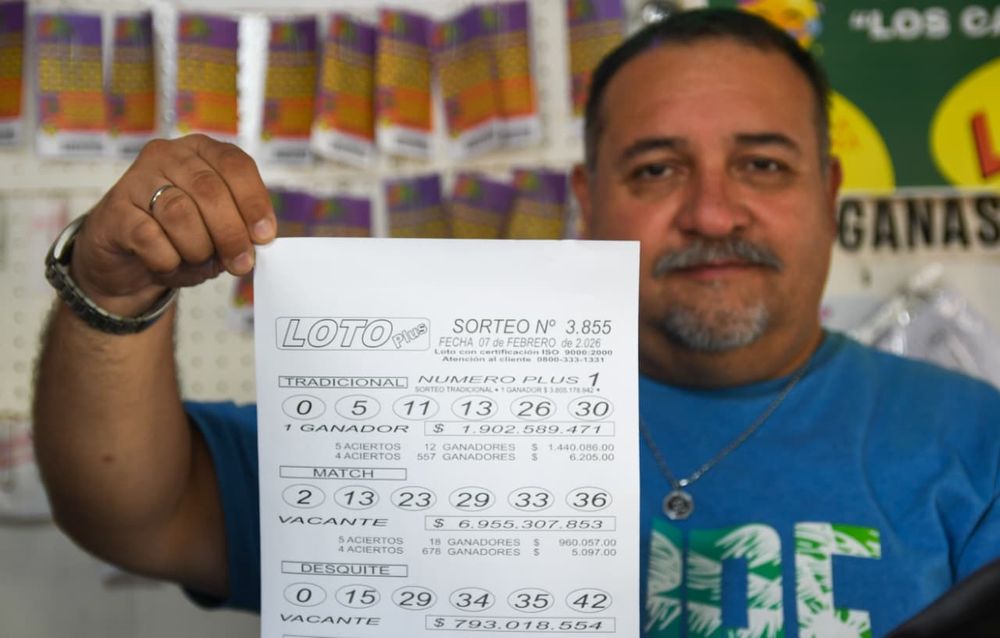En la foto, el agenciero Germán Carrizo. La agencia N° 510 Los Carris, en Godoy Cruz, donde se vendió el Loto Plus que ganó un jubilado mendocino
